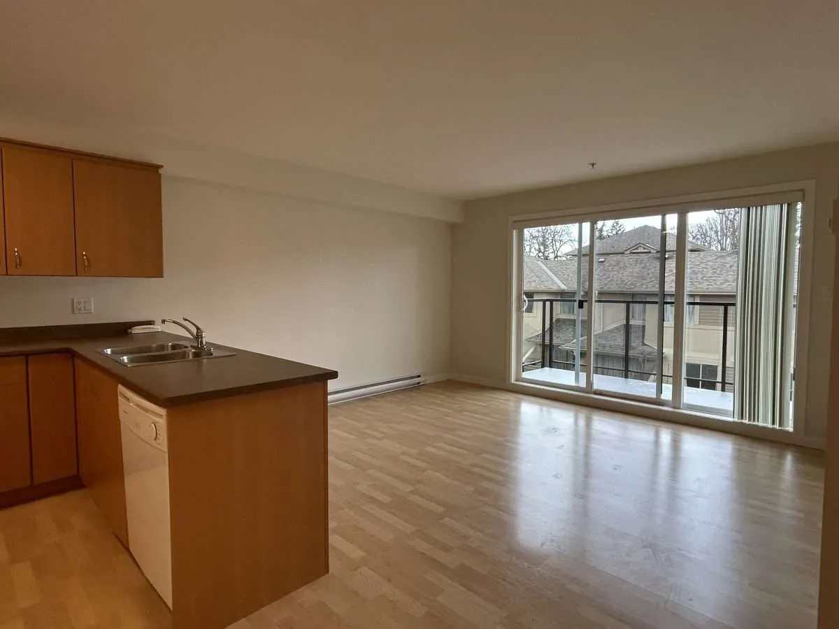503-2940 Harriet Rd, Victoria